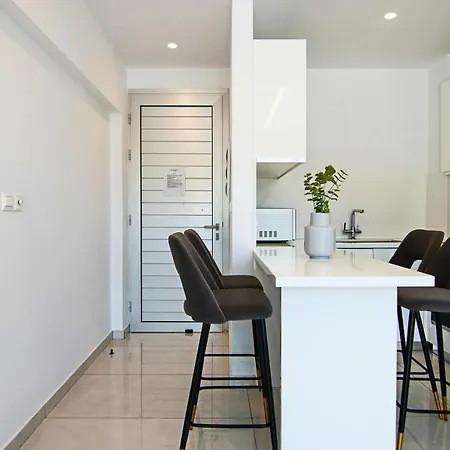 Phaedrus Living - Seaside Executive Flat Harbour 207 Пафос